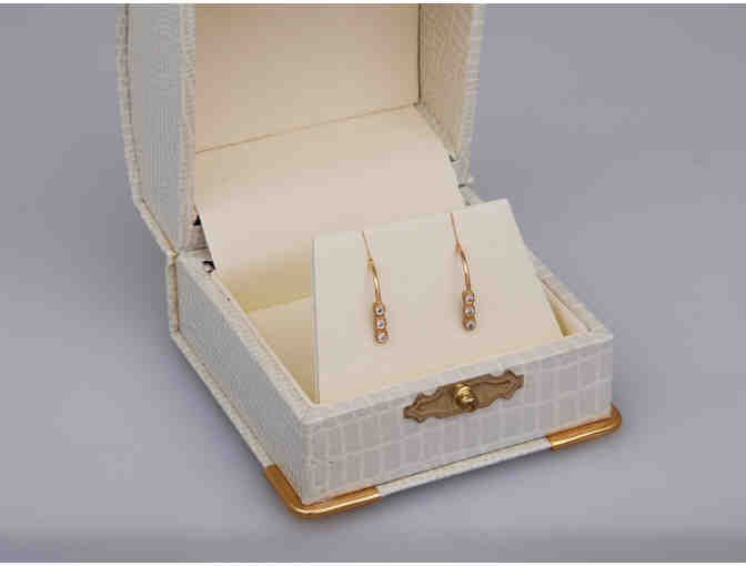 A matched Pair of Diamond Dewdrop Earrings - 14k and diamonds