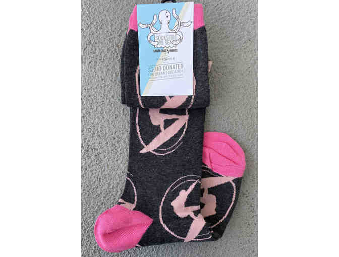 Socksmith Design: Women's 'Santa Cruz Waves - Charcoal/Pink' Knee High Socks