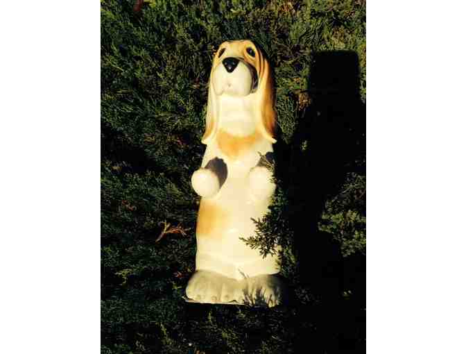 Basset Statue with 'Hounds Welcome Here' sign