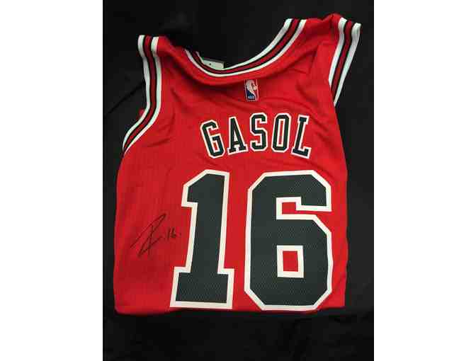 Autographed Chicago Bulls Pau Gasol Jersey