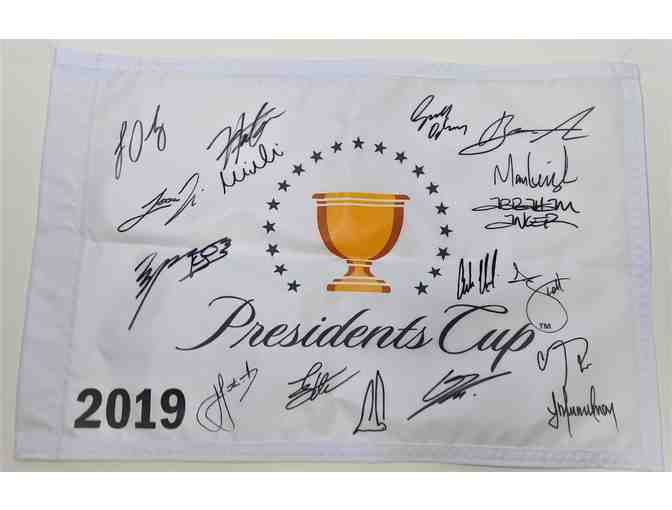 2019 Presidents Cup autographed International Team Flag - Photo 1