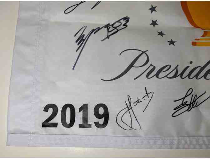 2019 Presidents Cup autographed International Team Flag - Photo 2