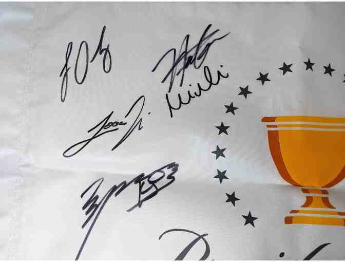 2019 Presidents Cup autographed International Team Flag - Photo 3