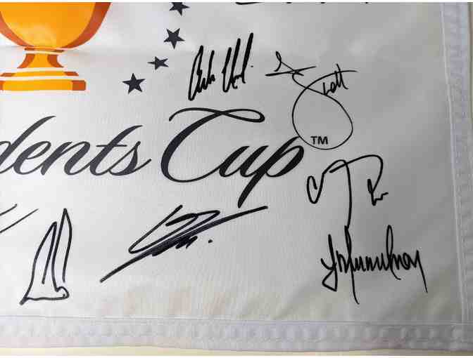 2019 Presidents Cup autographed International Team Flag - Photo 4