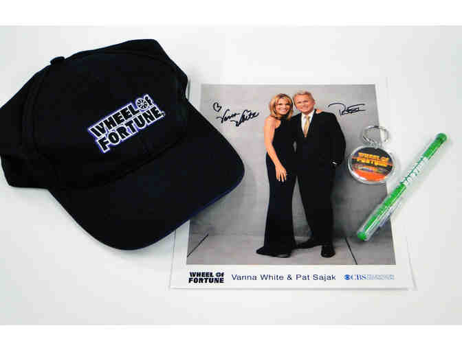 Wheel of Fortune - 4 Audience Tickets, Autographed Photo & More! - Photo 2