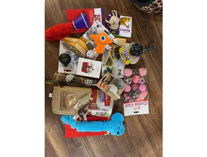 $25 PetSmart Gift Card with Cat Hidey Bed with Toys! - Photo 3