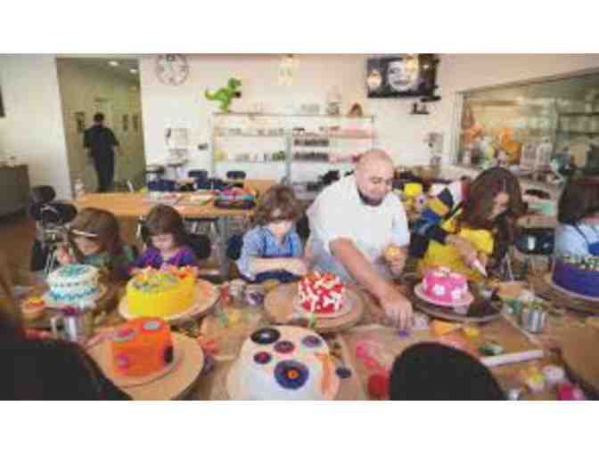 Cake Decorating Session for 2 guests at any Duff's Cakemix location - Photo 4