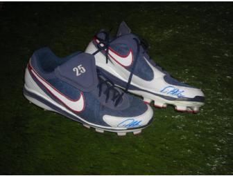 Derrek Lee autographed official game used Chicago Cubs cleats. The dirt is still on the cleats!
