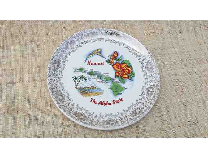 2 decorative vintage plates