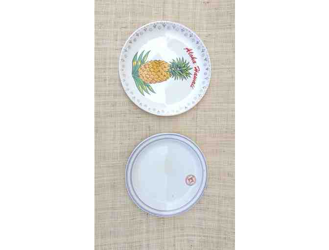2 decorative vintage plates