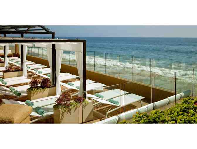 Surf & Sand 1 Night Stay and Dining for 2 at Splashes!