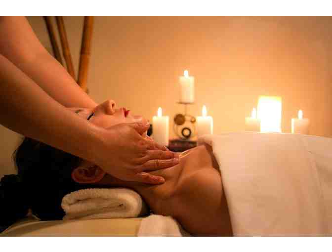 1 Hour Aromatherapy Massage - Photo 1