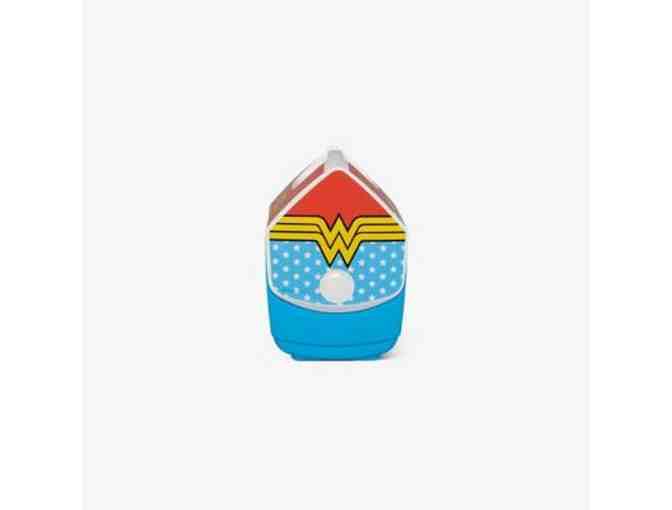 Wonder Womanâ¢ Iconic Logo Playmate Pal 7 Qt Cooler