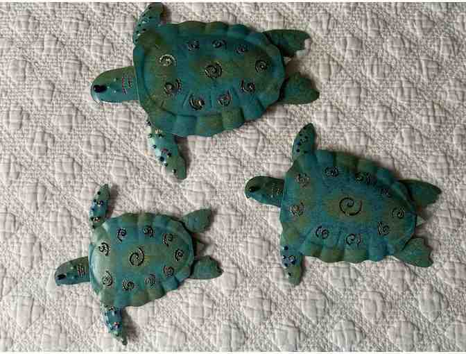 007. Three Turtles - brushed turquoise metal - Photo 1