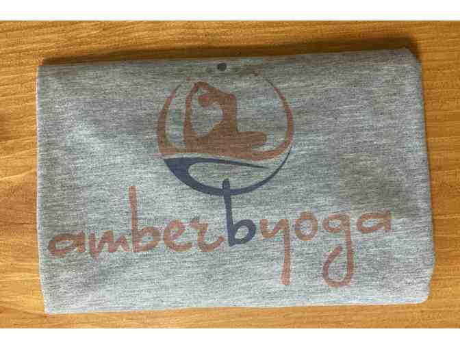 Amber B Yoga T-Shirt size Medium - Photo 1