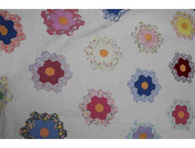 1930s / 1940s Flowered Grandmother's Quilt - Photo 1
