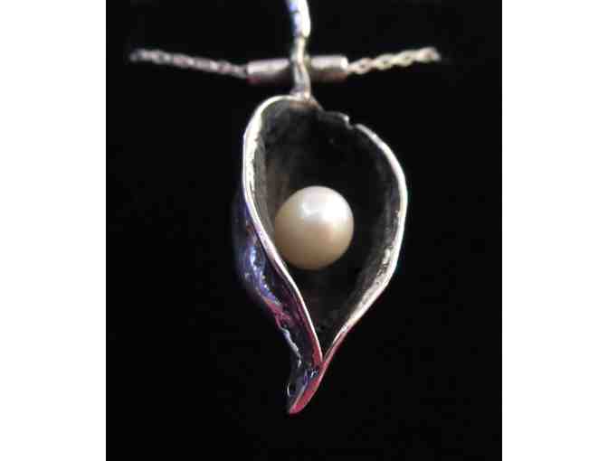 Pearl-in-a-Pod Pendant (Sterling, pearl, 1.5' pod, 17' chain), Ron Pickard