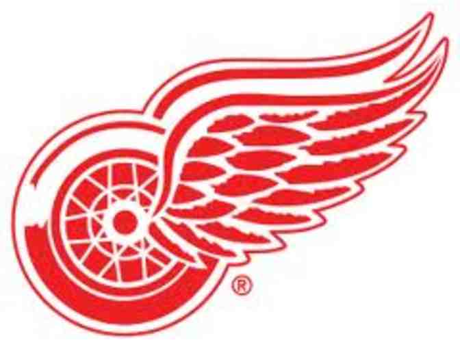 Detroit Red Wing Autographed Hockey Puck