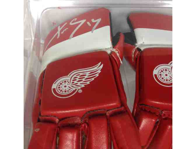 Autographed Pavel Datsyuk Detroit Red Wings Collectible Mini Replica Hockey Gloves New