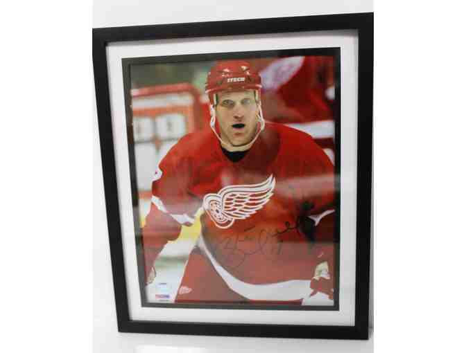 Brett Hull Autographed Detroit Red Wings 8x10 Photo