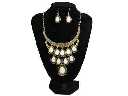 Enigma antique goldwhite statement earring & necklace set!