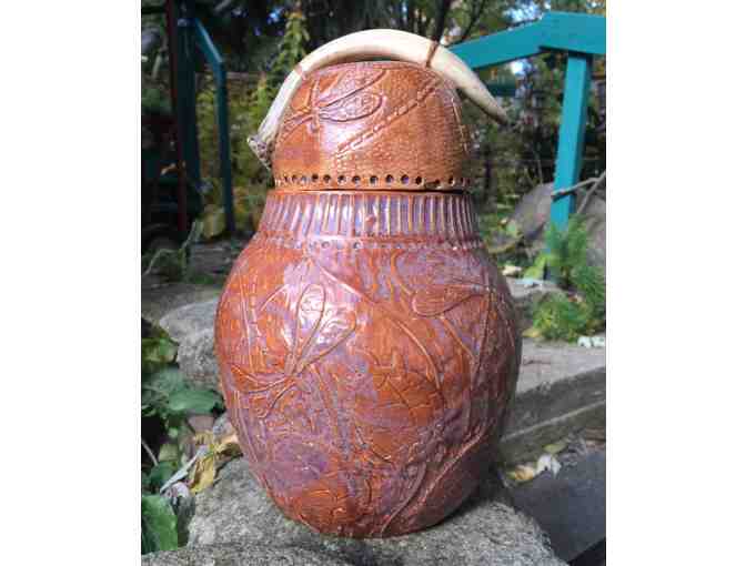 Covered ceramic vessel made by Ed Gray (Jikiwe)