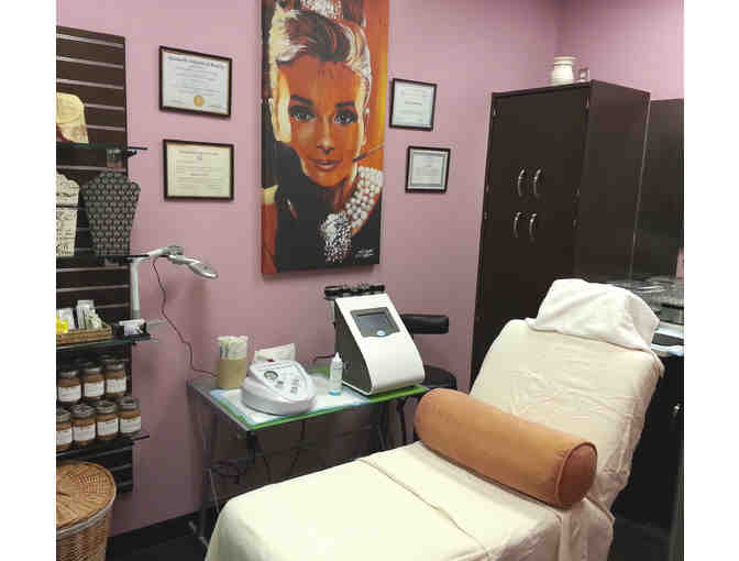 ElSi Skin Phototherapy: 5 Red Light Phototherapy Facials