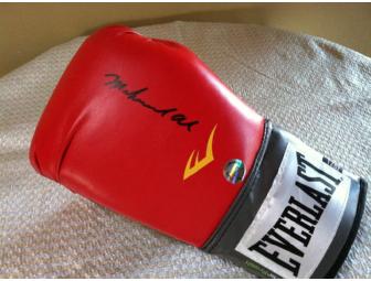 Muhammad Ali Autographed Everlast Boxing Glove - Photo 1