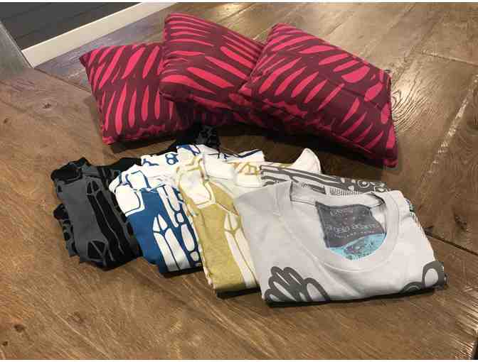 Angela Adams- 3 pillows and 4 t-shirts - Photo 1