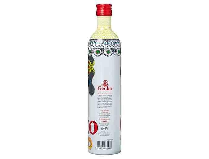 Bottle of Spanish Gecko caramel vodka / Botella de vodka de caramelo Gecko espanol