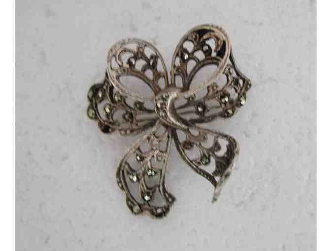 Delicate Ribbon Brooch (CD)