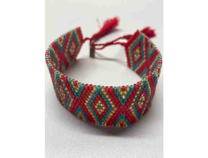 Colourful African type adjustable beaded bracelet. (JP)