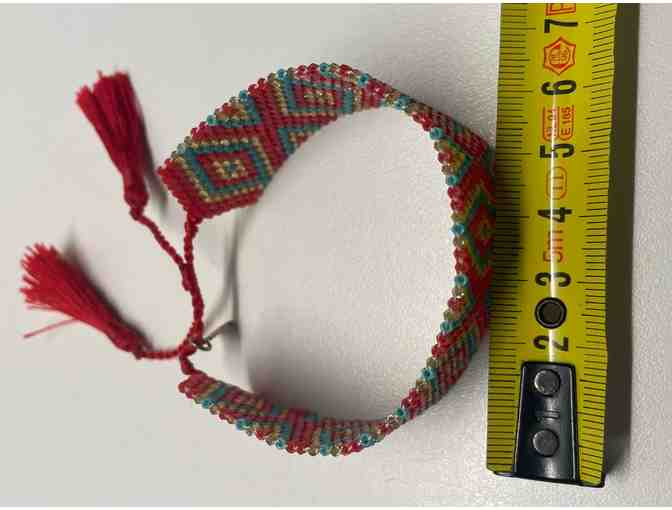 Colourful African type adjustable beaded bracelet. (JP)