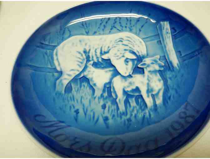 1987 Copenhagen porcelain Mother's Day collector plate (6')