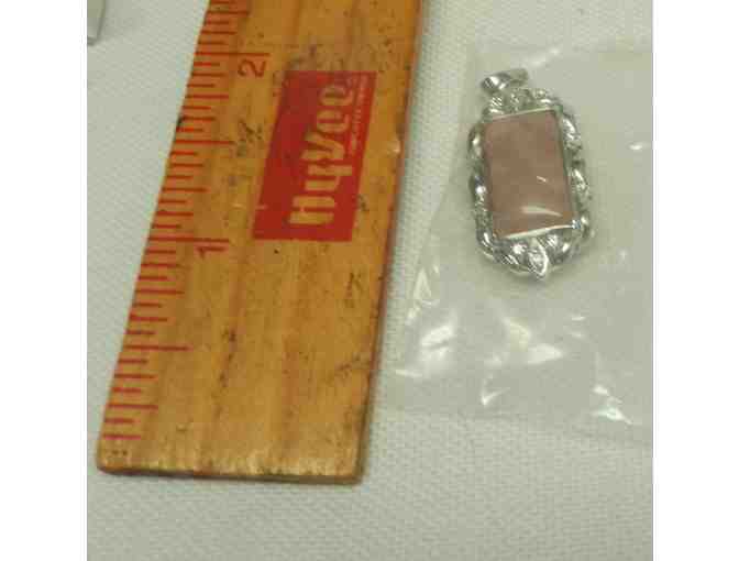 Beautiful pink stone pendant w/out chain