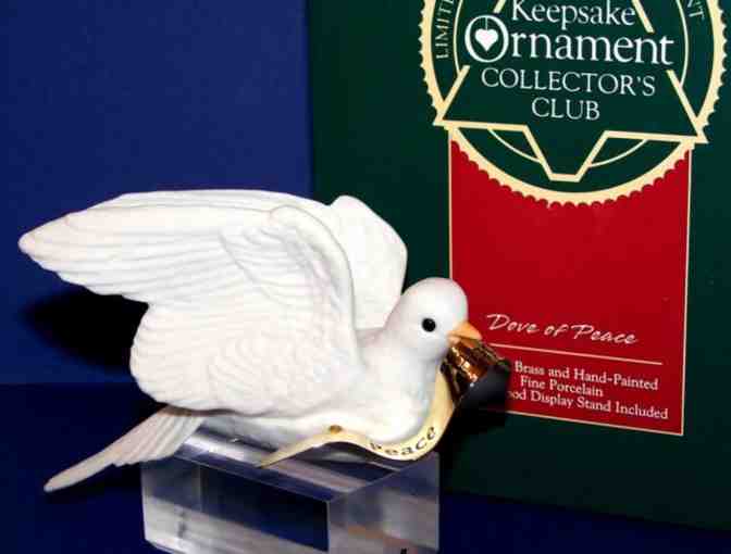 1990 Fine Porcelain Hallmark Keepsake Peace Dove Ornament w/Wood Stand - Photo 1
