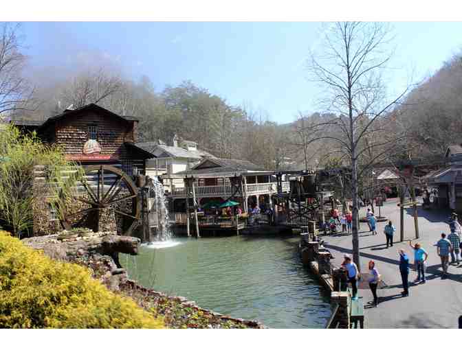 I Dream of Dollywood Vacation Package