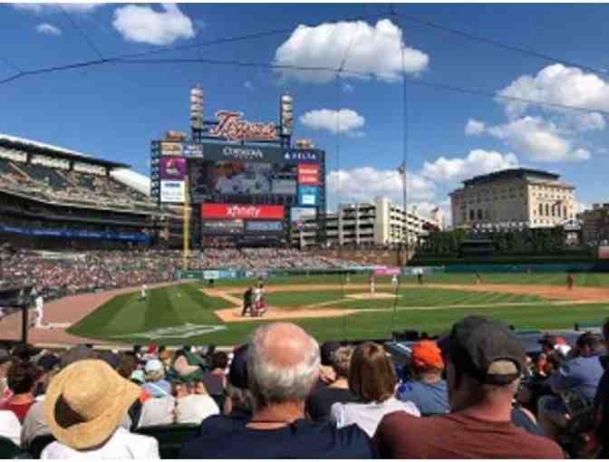 Four Innfield Box Detroit Tigers Tickets and one parking pass - Photo 1