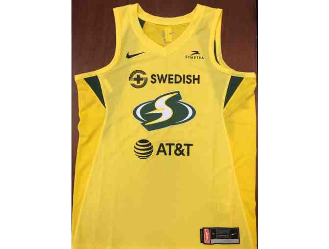 Breanna Stewart SIGNED Seattle Storm Nike Swingman Jersey (Size M) and SIGNED Trading Card