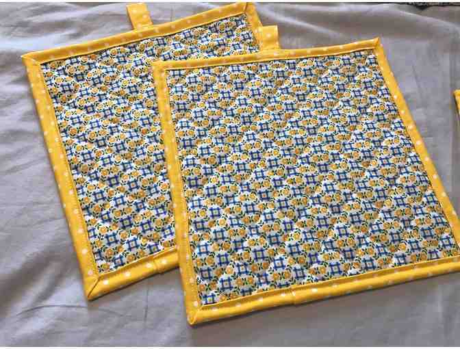 9 Piece Kitchen Set - Blue with Yellow Daisies