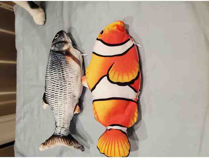Pair of Vibrating Fish Toys - Photo 1