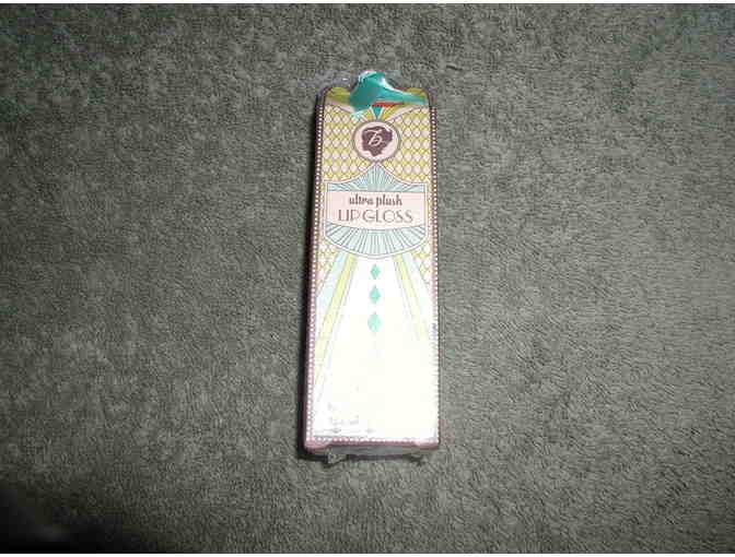 Benefit Ultra Plush Lip Gloss - Poutrageous
