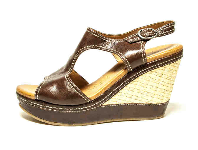 Women's Size: 10 / Naya