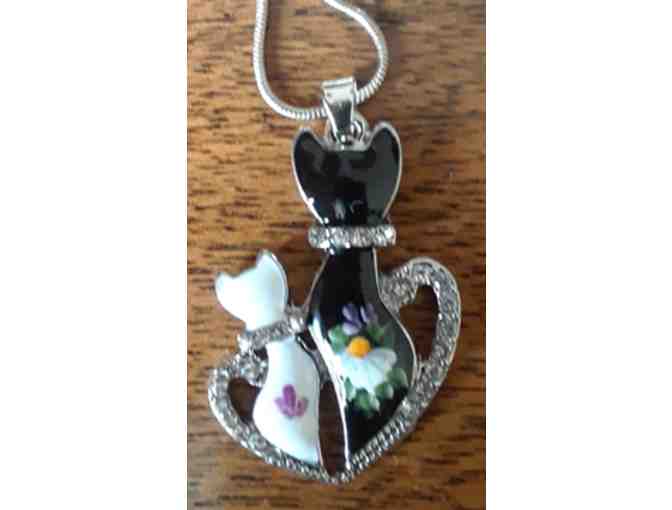Cat Charm with Chain by Linda Smith - Photo 1