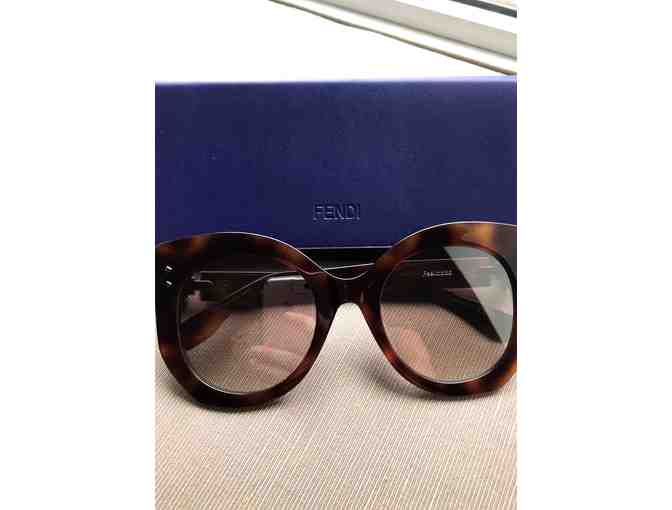 Fendi Oversized Sunglasses: Peekaboo Collection - Photo 2
