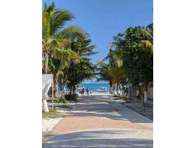 One-Week Stay at 'La Casita de la Playa Linda' in Puerto Morelos, Mexico