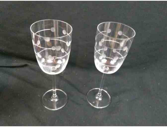 Set of 2 Oxygen Swing Pattern White Wine Glasses by Lenox - Photo 4