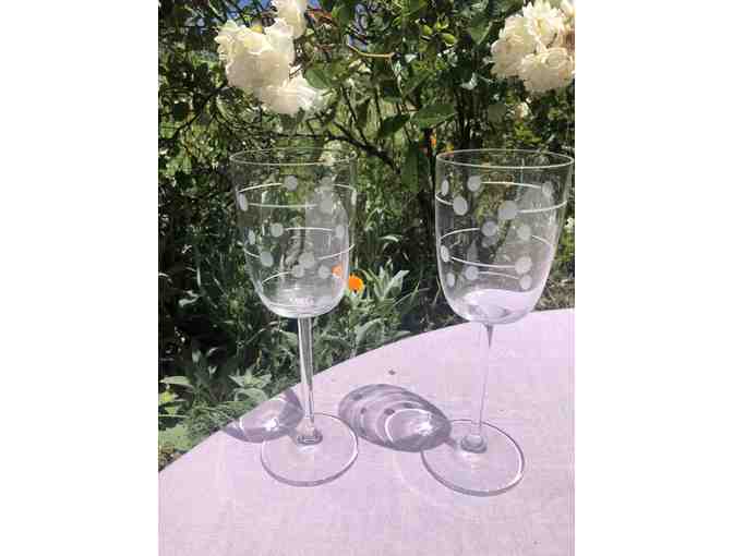 Set of 2 Oxygen Swing Pattern White Wine Glasses by Lenox - Photo 1