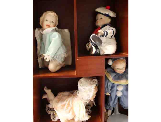 Ashton-Drake Yolanda Bello's Picture Perfect Babies in Wooden Display Shelf