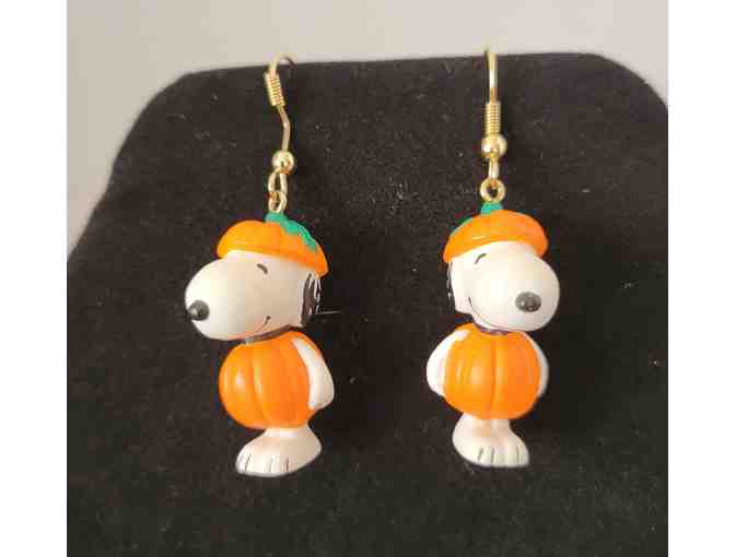 Spooky Sweet Halloween Delights: BOO Necklace, Snoopy Earrings, and Woodstock Pin - Photo 4